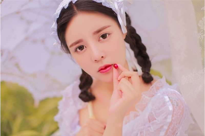 麻花辫清纯大眼女孩蕾丝白裙户外唯美大胆