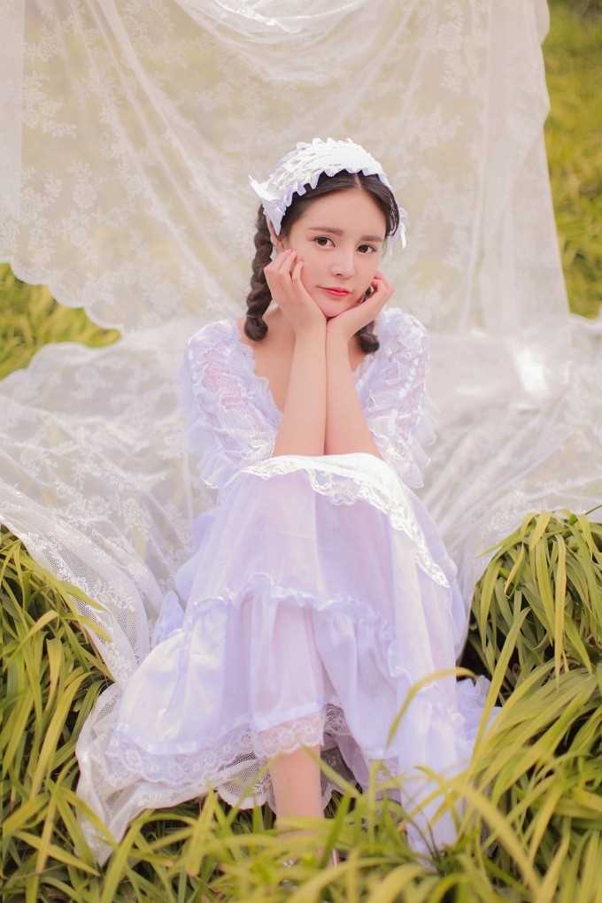 麻花辫清纯大眼女孩蕾丝白裙户外唯美大胆