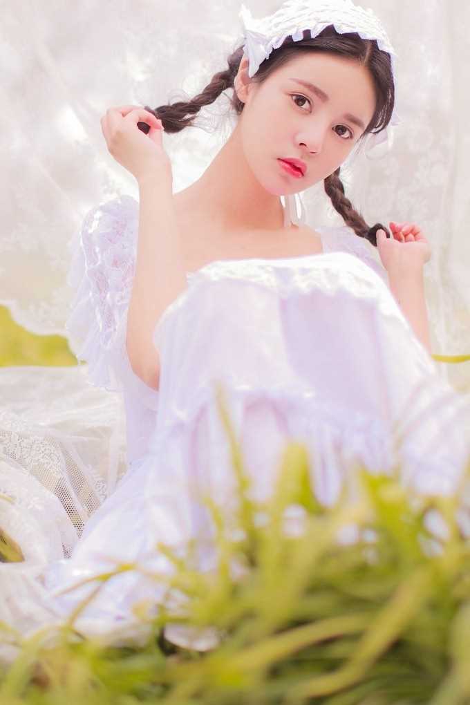 麻花辫清纯大眼女孩蕾丝白裙户外唯美大胆