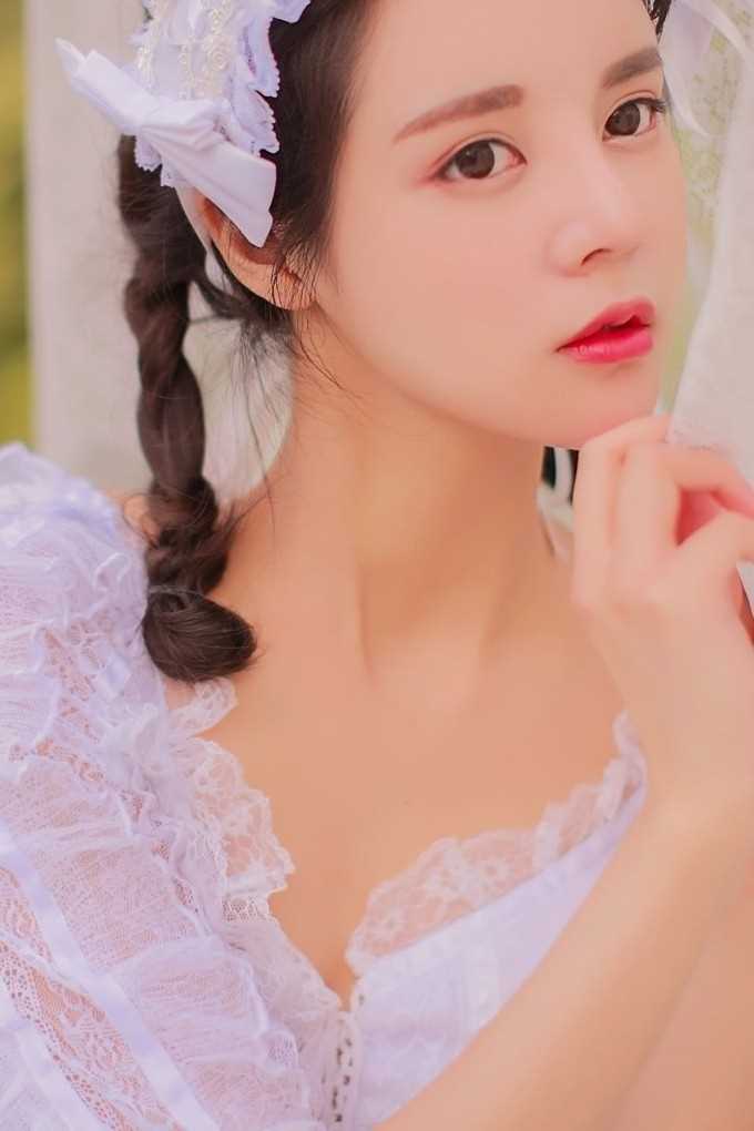 麻花辫清纯大眼女孩蕾丝白裙户外唯美大胆