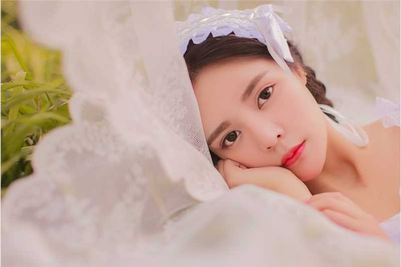 麻花辫清纯大眼女孩蕾丝白裙户外唯美大胆