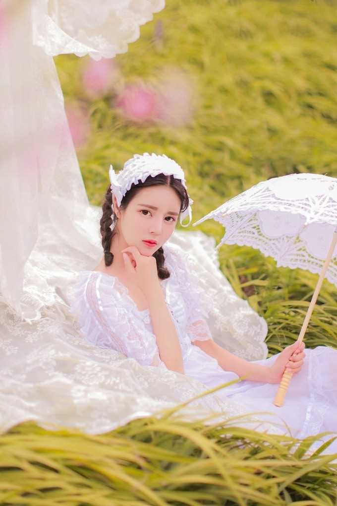 麻花辫清纯大眼女孩蕾丝白裙户外唯美大胆