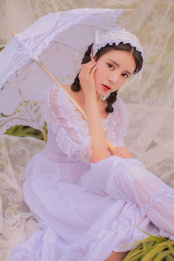 麻花辫清纯大眼女孩蕾丝白裙户外唯美大胆