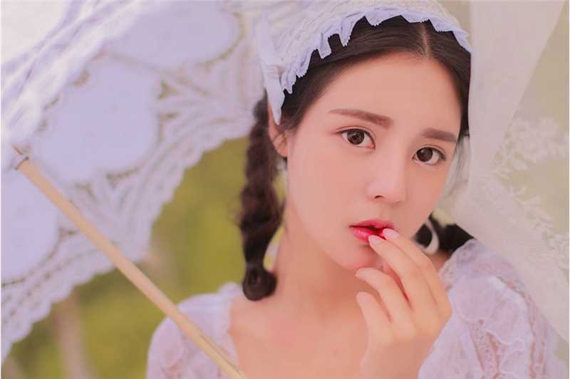 麻花辫清纯大眼女孩蕾丝白裙户外唯美大胆
