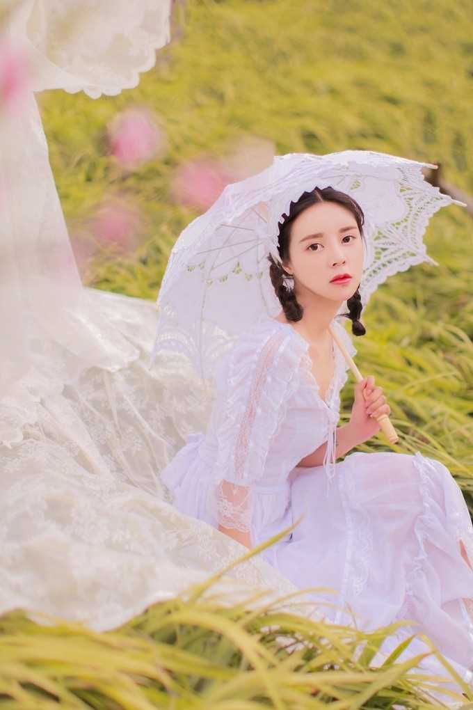 麻花辫清纯大眼女孩蕾丝白裙户外唯美大胆