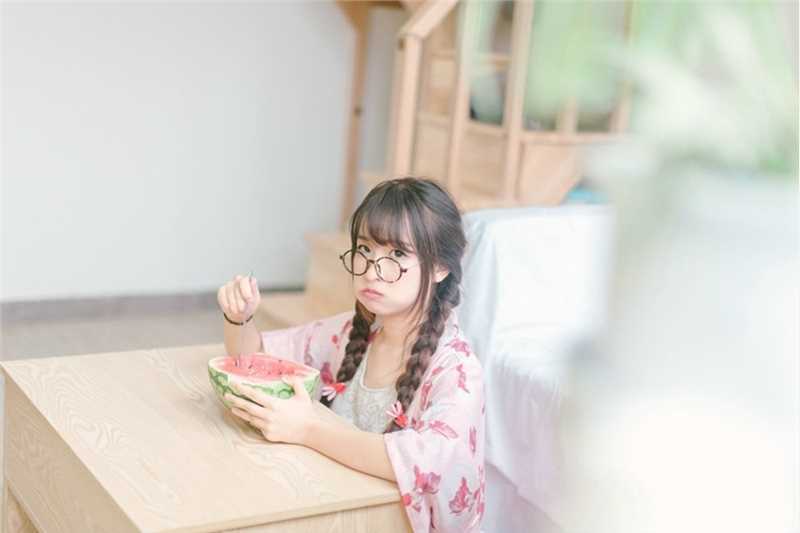 最全圆脸马尾妹纸日系睡衣夏日吃西瓜居家清纯图片壁纸