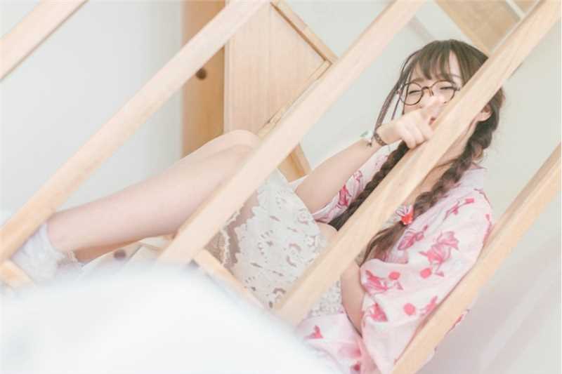 最全圆脸马尾妹纸日系睡衣夏日吃西瓜居家清纯图片壁纸