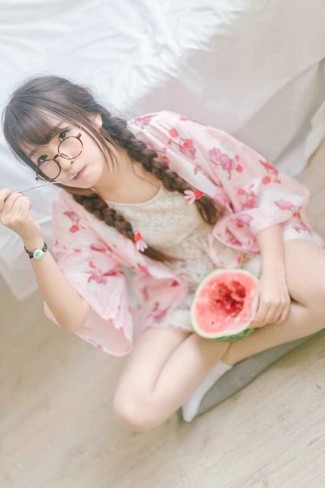 最全圆脸马尾妹纸日系睡衣夏日吃西瓜居家清纯图片壁纸