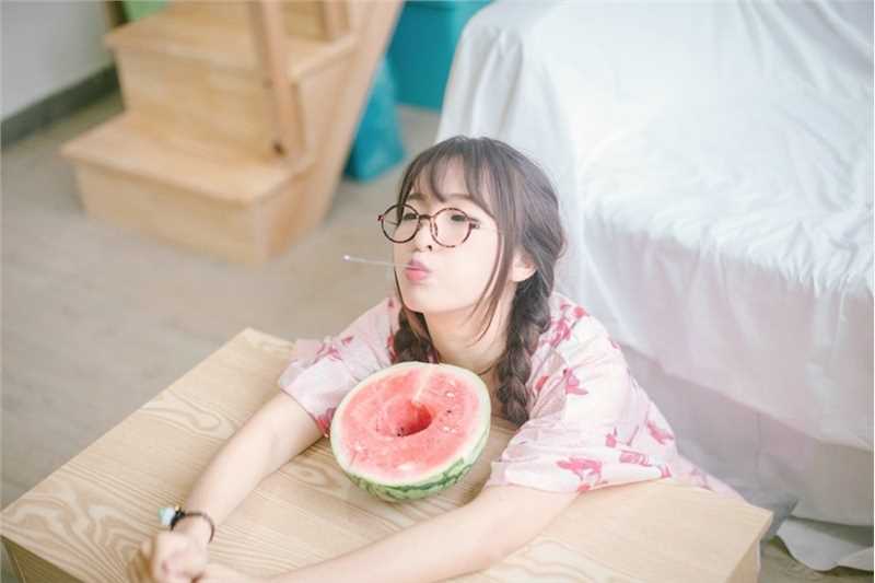 最全圆脸马尾妹纸日系睡衣夏日吃西瓜居家清纯图片壁纸