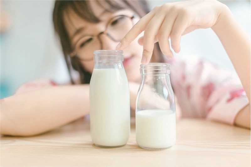 最全圆脸马尾妹纸日系睡衣夏日吃西瓜居家清纯图片壁纸