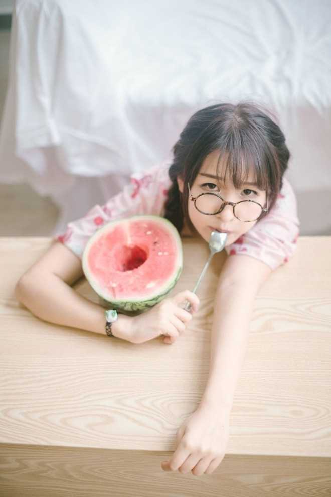 最全圆脸马尾妹纸日系睡衣夏日吃西瓜居家清纯图片壁纸