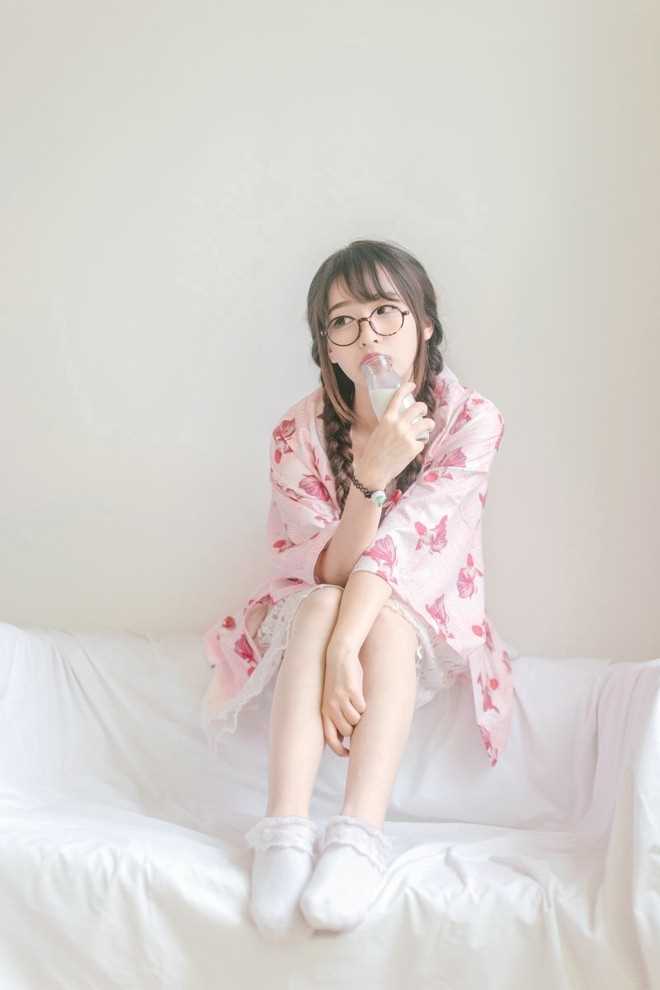 最全圆脸马尾妹纸日系睡衣夏日吃西瓜居家清纯图片壁纸