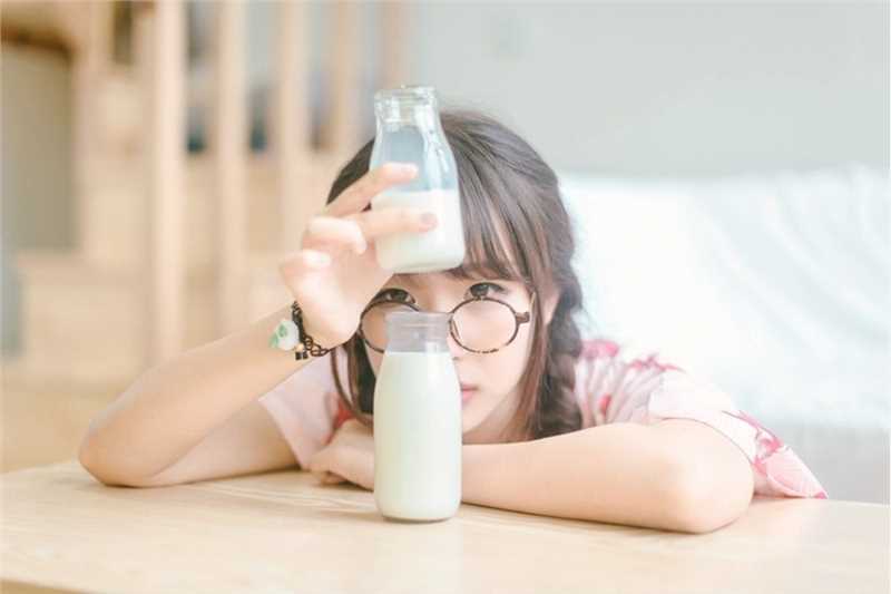 最全圆脸马尾妹纸日系睡衣夏日吃西瓜居家清纯图片壁纸