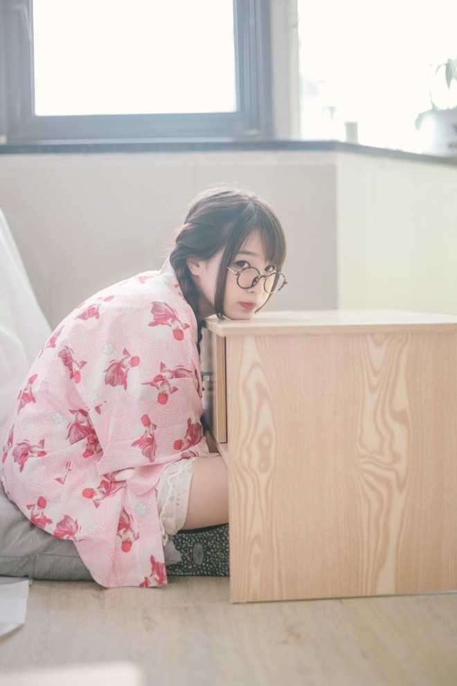 最全圆脸马尾妹纸日系睡衣夏日吃西瓜居家清纯图片壁纸