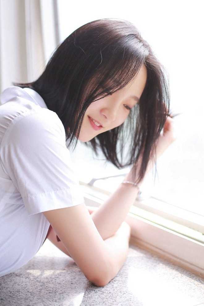 最新梨涡甜美女教室学生制服清纯靓丽高清图集
