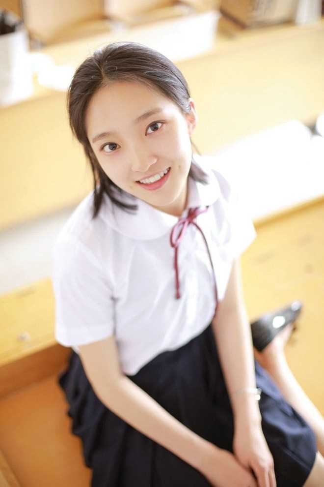 最新梨涡甜美女教室学生制服清纯靓丽高清图集