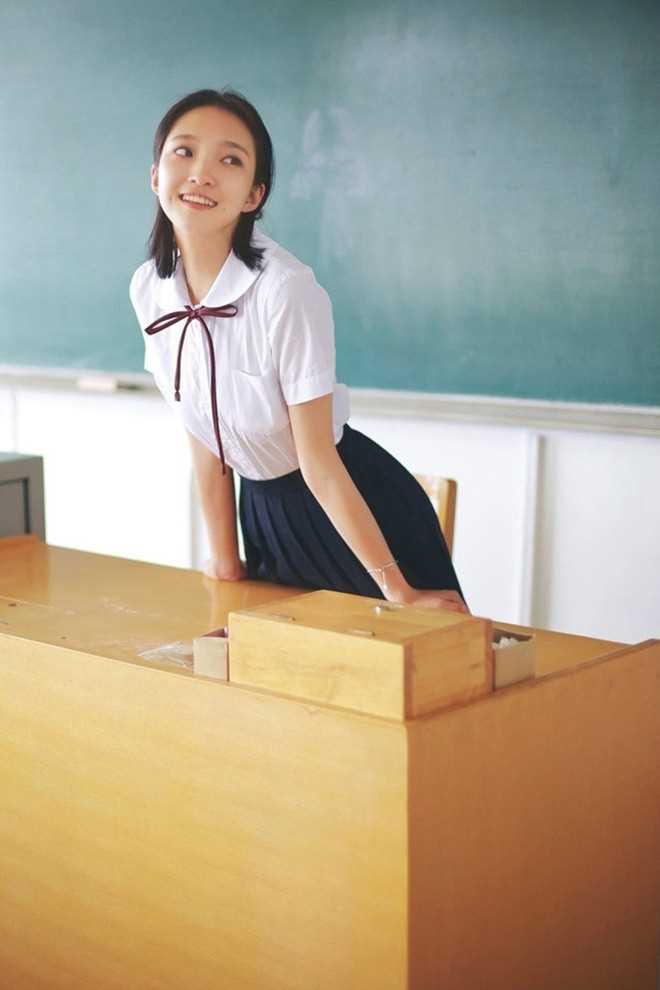 最新梨涡甜美女教室学生制服清纯靓丽高清图集