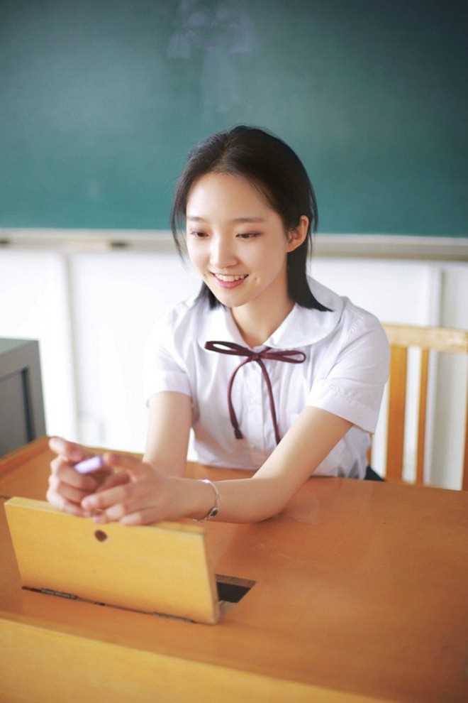 最新梨涡甜美女教室学生制服清纯靓丽高清图集