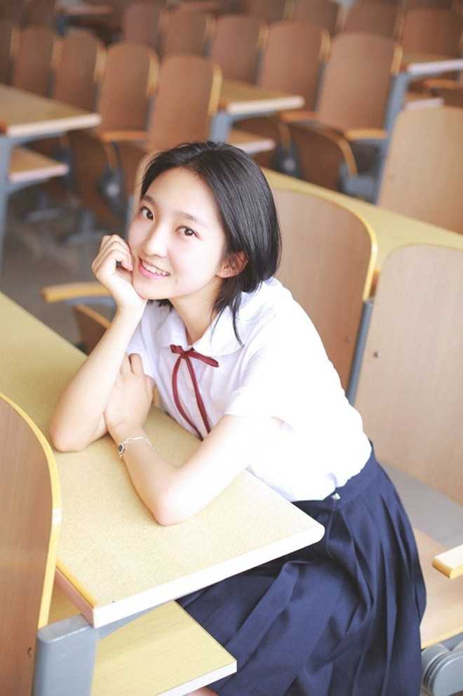 最新梨涡甜美女教室学生制服清纯靓丽高清图集