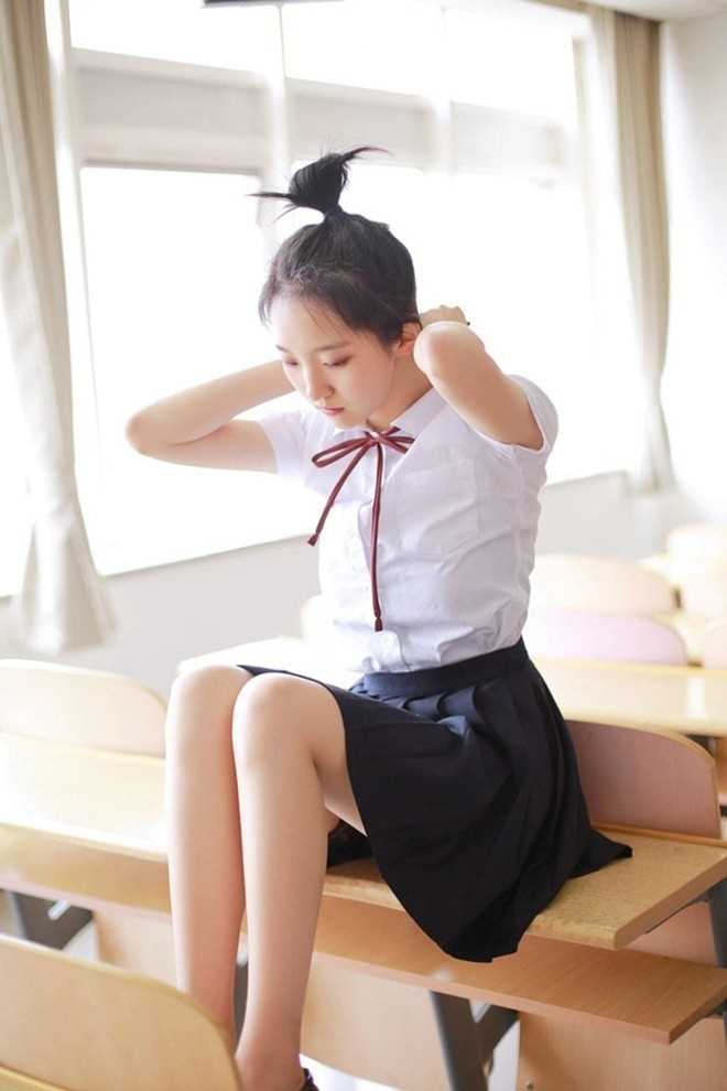 最新梨涡甜美女教室学生制服清纯靓丽高清图集