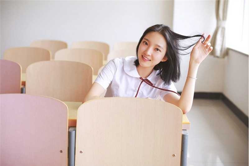 最新梨涡甜美女教室学生制服清纯靓丽高清图集