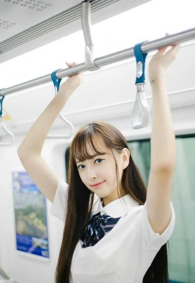 高清阳光清纯长发俏皮可爱户外唯美街拍美女图集