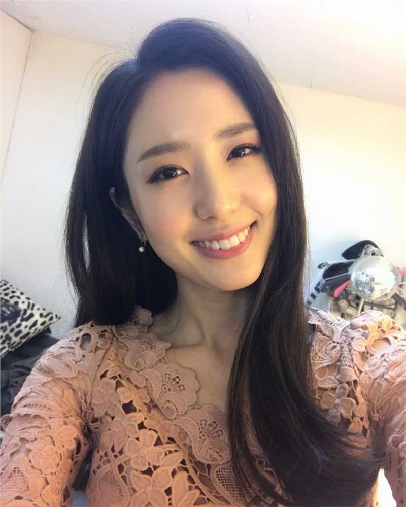 特别专辑美女播报员郑珠姬清纯生活照高雅迷人图片