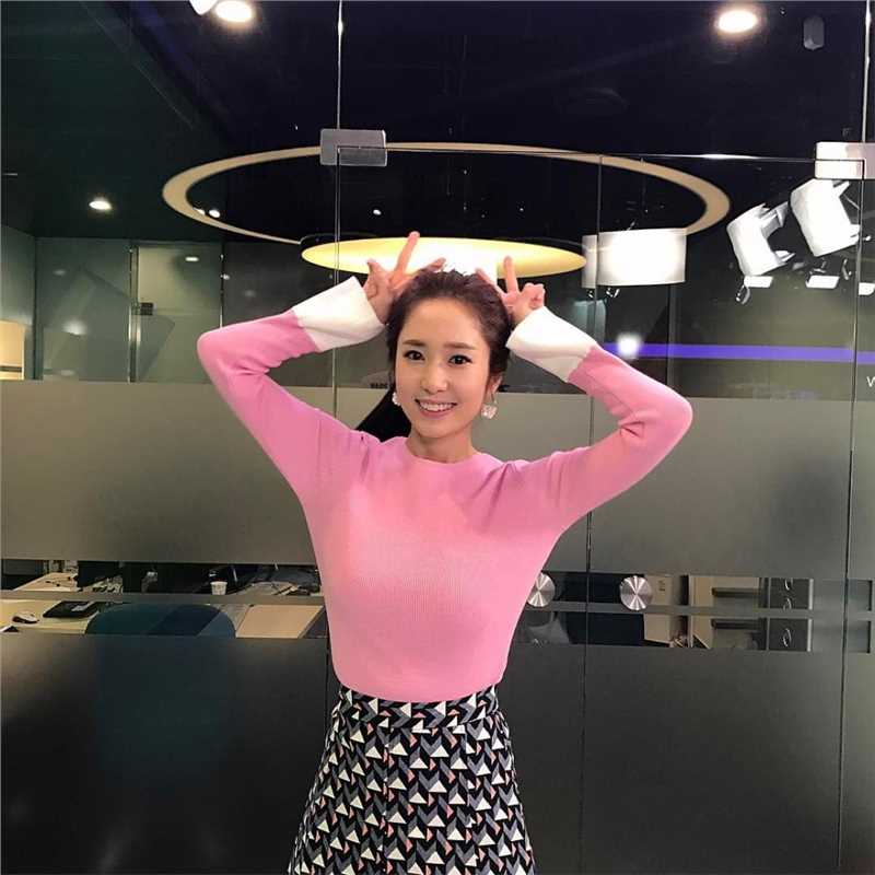 特别专辑美女播报员郑珠姬清纯生活照高雅迷人图片