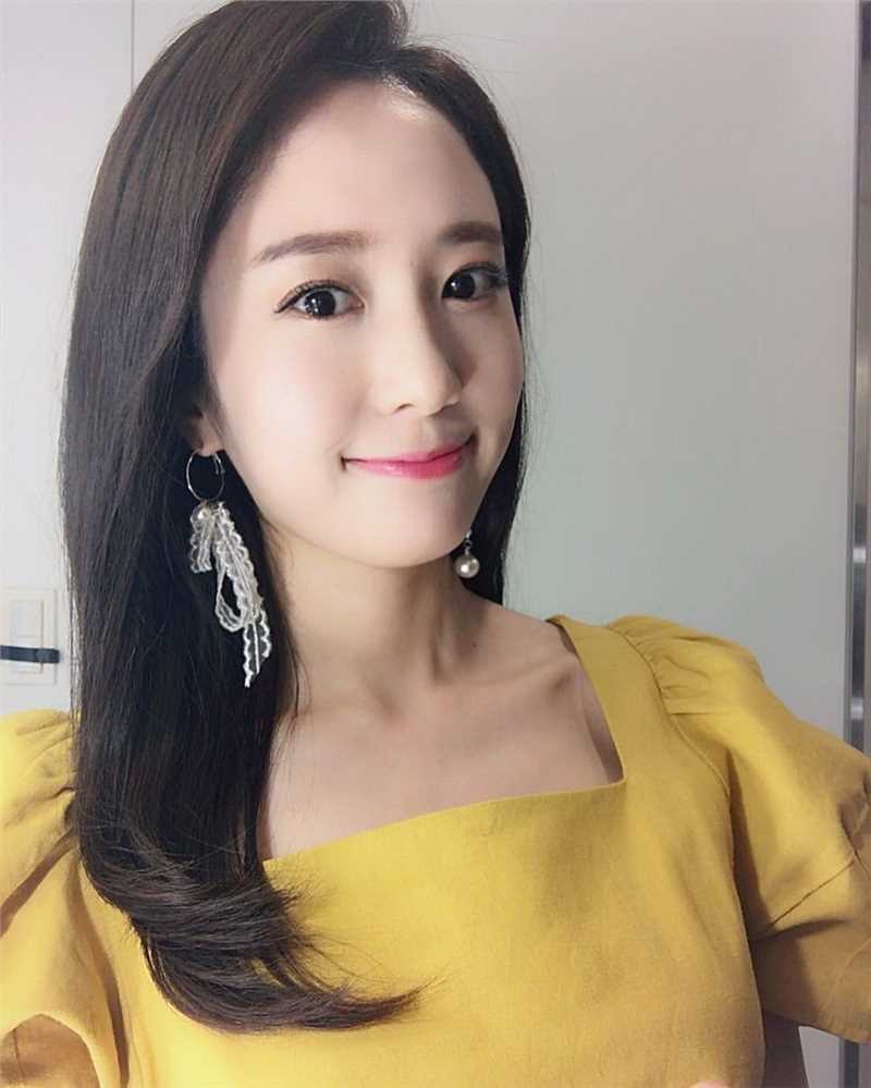 特别专辑美女播报员郑珠姬清纯生活照高雅迷人图片