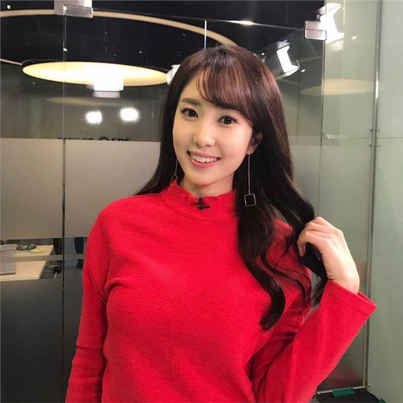 特别专辑美女播报员郑珠姬清纯生活照高雅迷人图片