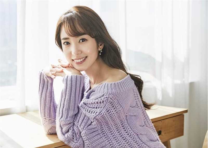 特别专辑美女播报员郑珠姬清纯生活照高雅迷人图片