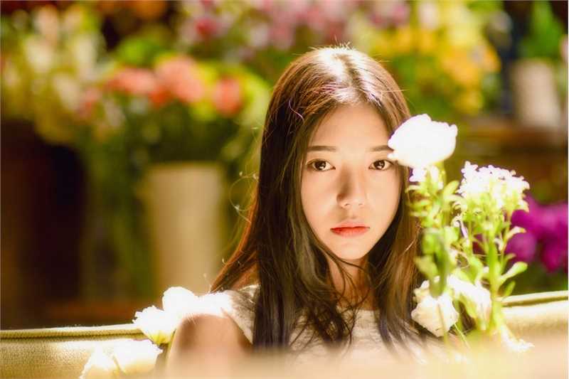 优质长发美女花房唯美清纯动人图片