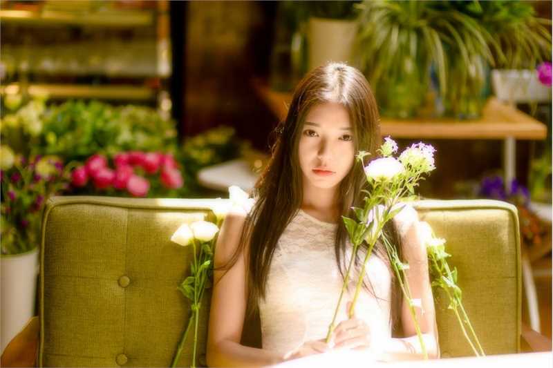 优质长发美女花房唯美清纯动人图片