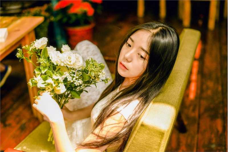 优质长发美女花房唯美清纯动人图片