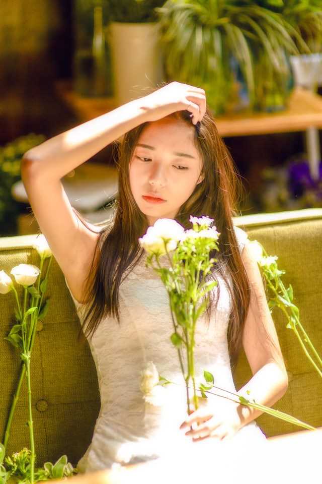 优质长发美女花房唯美清纯动人图片