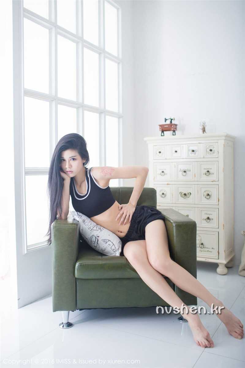 最新爱蜜社长腿嫩模Panadol雅清纯私房照图集