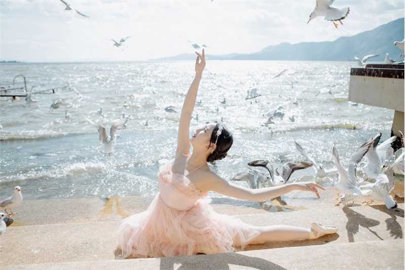 最新清纯干净的芭蕾舞少女清新脱俗照壁纸