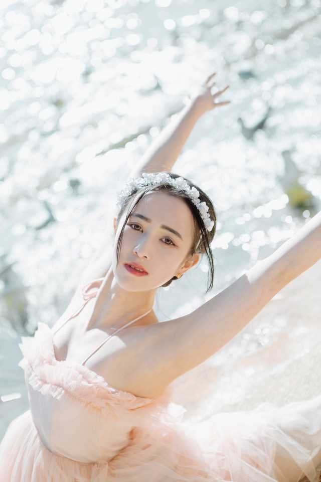 最新清纯干净的芭蕾舞少女清新脱俗照壁纸