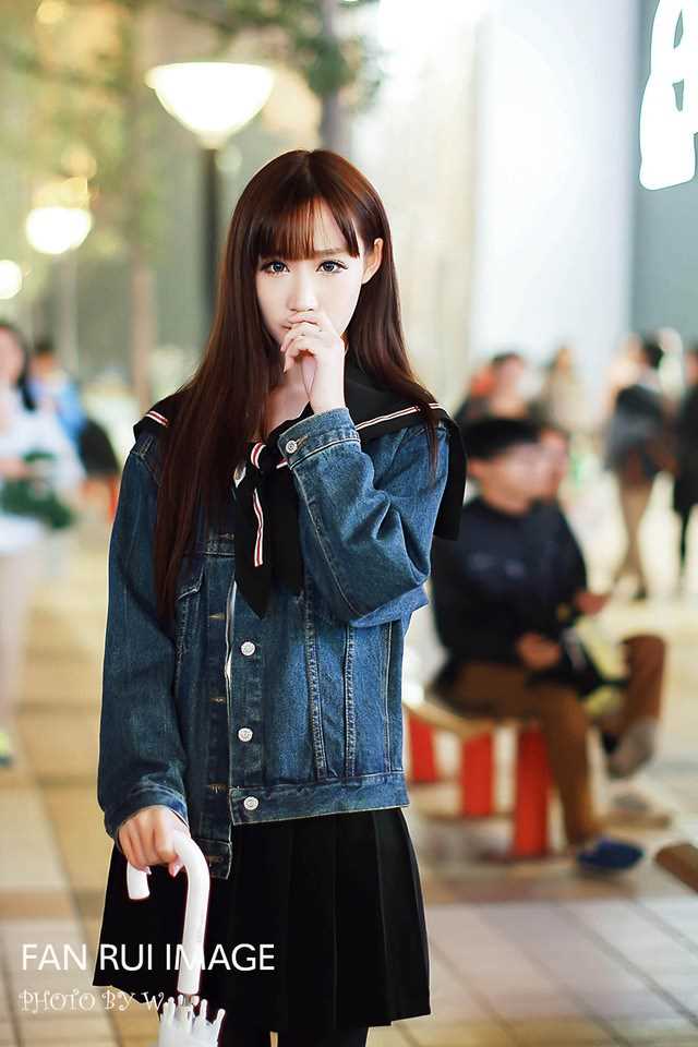 精选清纯美女校花街头撑伞美照图册