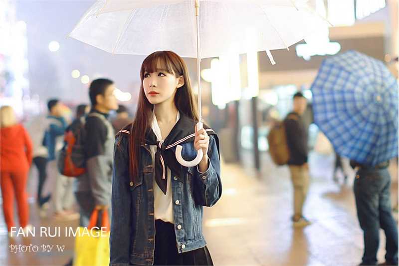 精选清纯美女校花街头撑伞美照图册