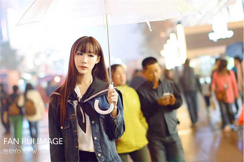 精选清纯美女校花街头撑伞美照图册