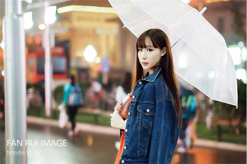 精选清纯美女校花街头撑伞美照图册