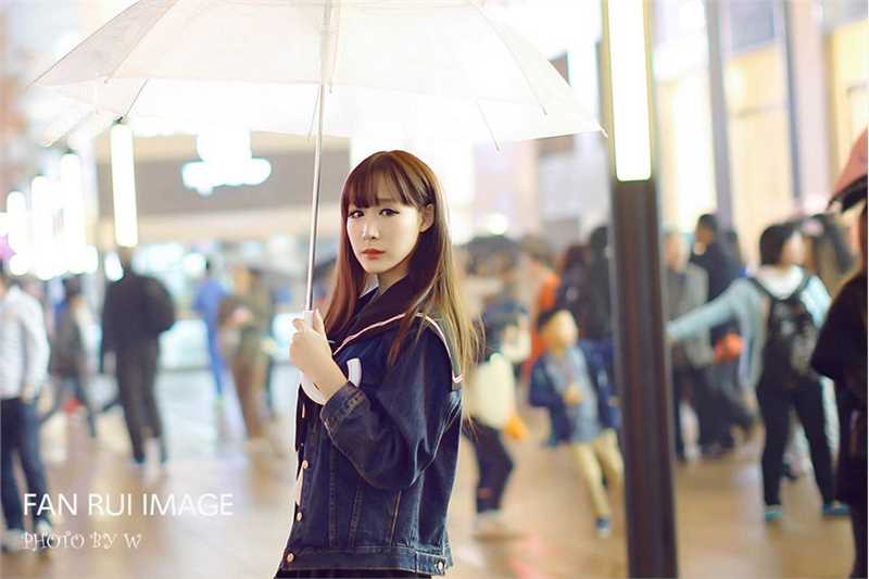 精选清纯美女校花街头撑伞美照图册