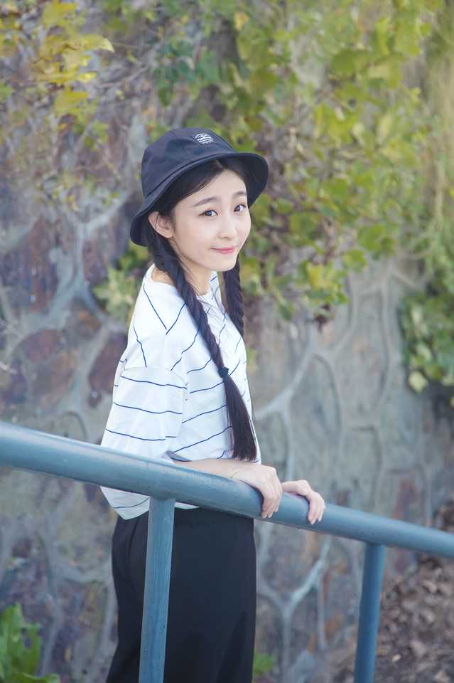 精选清纯小女生户外个人照图册