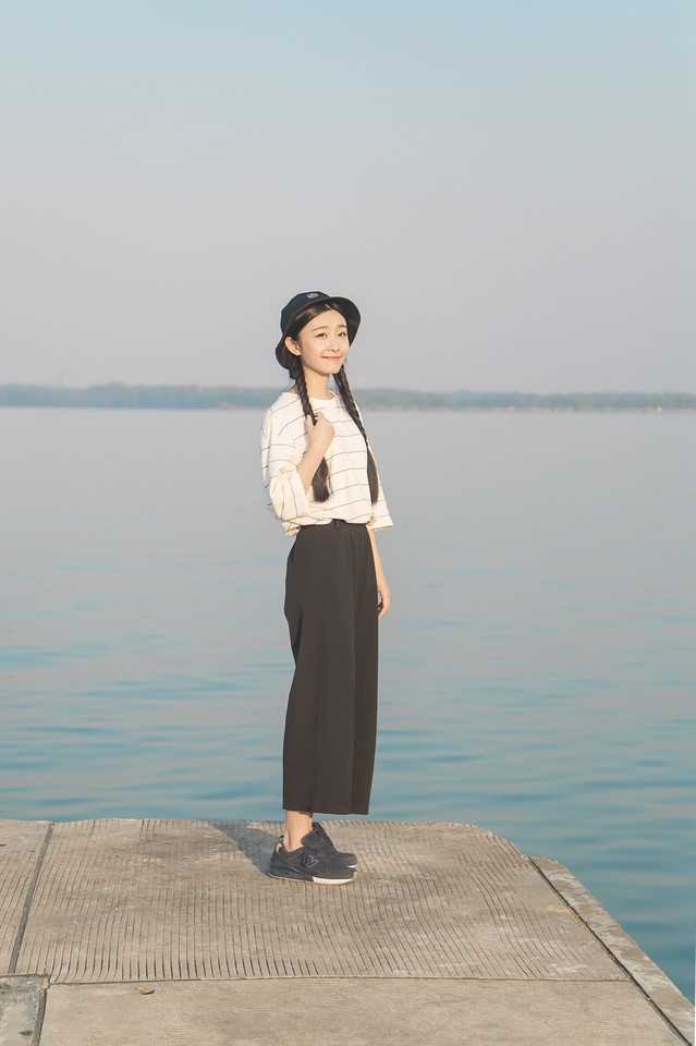 精选清纯小女生户外个人照图册