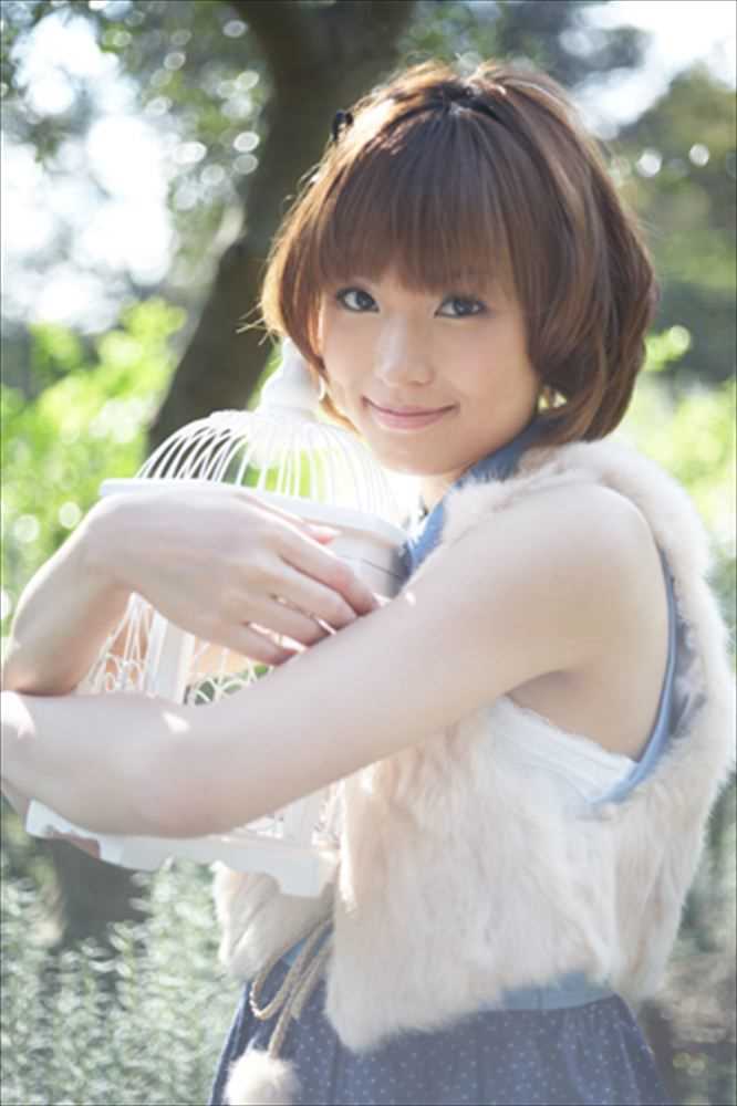 日本清纯少女渕上舞棚拍露甜甜的微笑