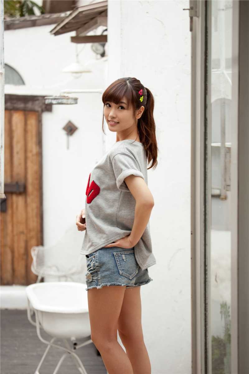 日本清纯少女渕上舞棚拍露甜甜的微笑