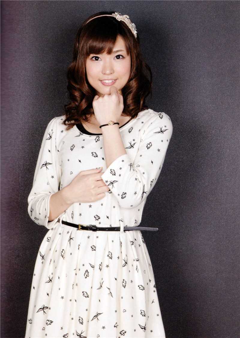 日本清纯少女渕上舞棚拍露甜甜的微笑