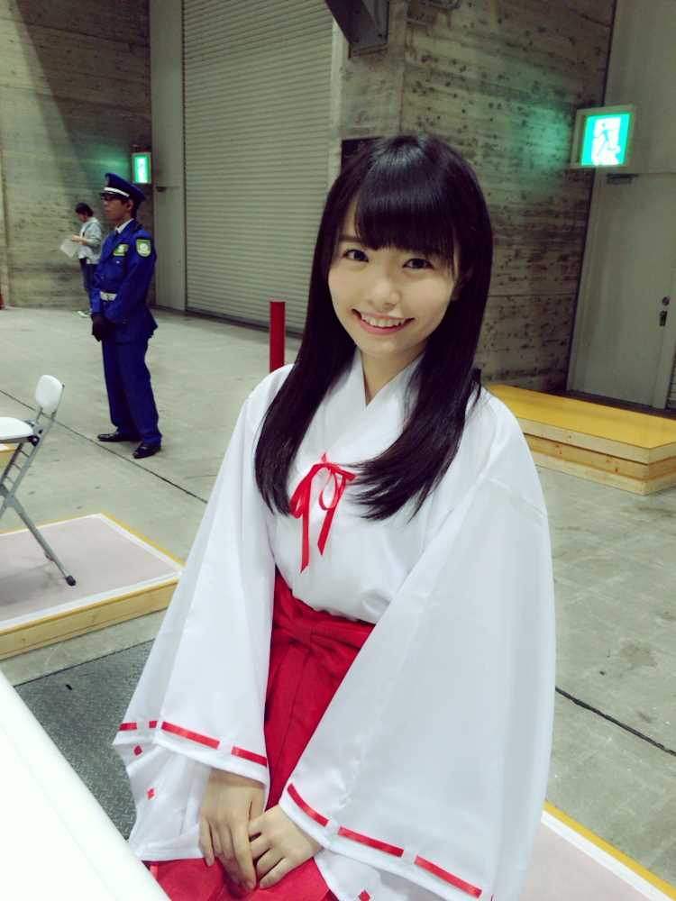 日本清纯少女渕上舞棚拍露甜甜的微笑