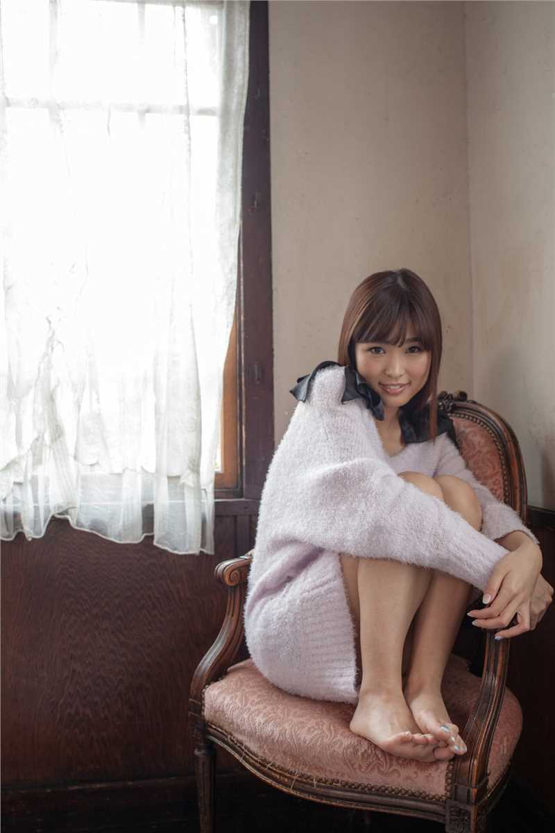 日本清纯少女渕上舞棚拍露甜甜的微笑